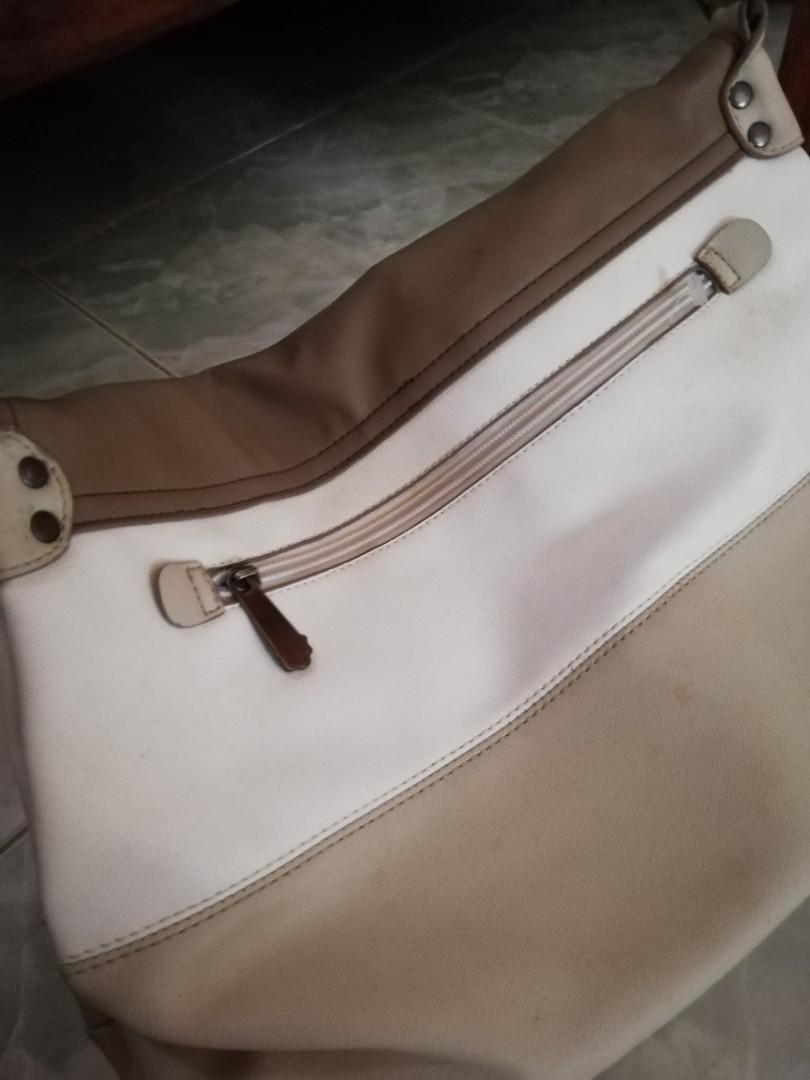Handbag (Category: Tote Bags) located in Dagupan City. Submitted by declutter062496 (Listing ID 287577729, Image 3). Description: .