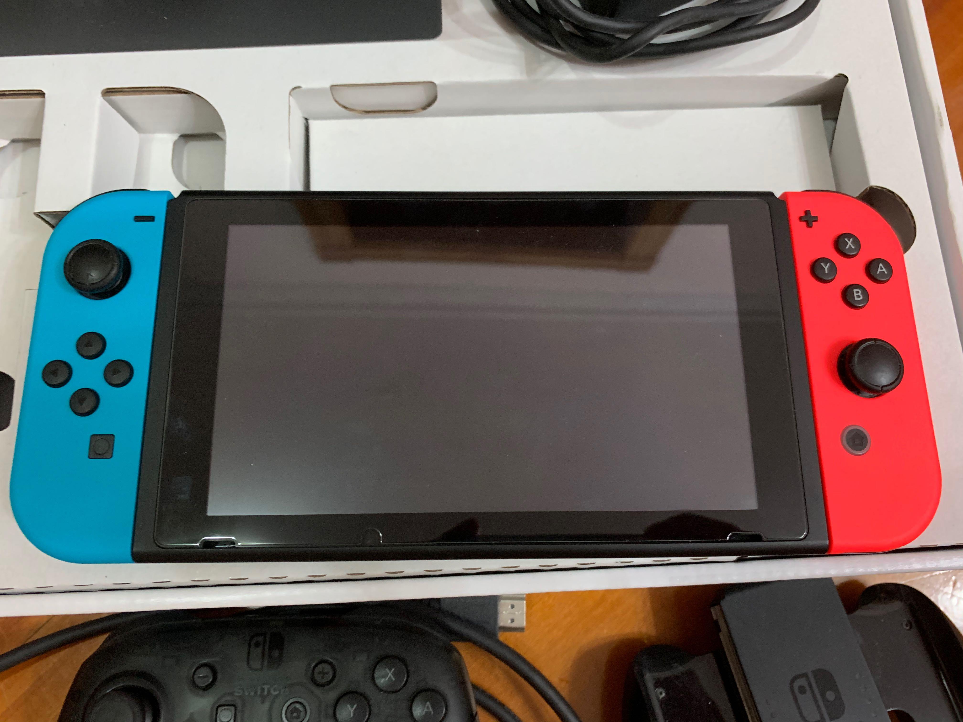 Nintendo Switch 主機 （分類：Nintendo 任天堂）位於 Hong Kong。 由 zero2718 提交（商品編號 287636282，圖片 2）。簡介： 舊版 購自2018年6月 有盒行貨full set全齊 90%new 不太常玩 黑色主機背後有小小花痕（插底座背部一定會有小花，正常的） 連pro switch手制 不散買。 。