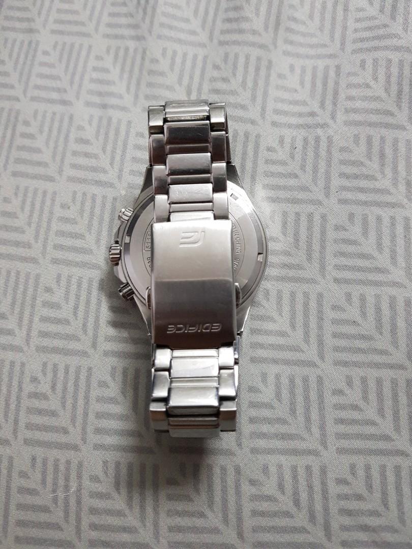 Watch (Category: Men's Watches) located in Singapore. Submitted by shaoxxx (Listing ID 287628474, Image 3). Description: theres a alight crack on the casio watch and the hand of the clock has stopped, most probably no battery. able to give slight nego.