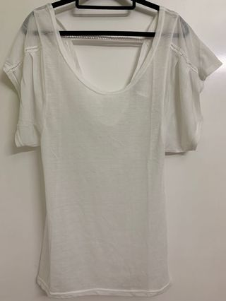 Costa Blanca 白色純色圓領垂墜背蕾絲細節束腰上衣 XS64242489547395110