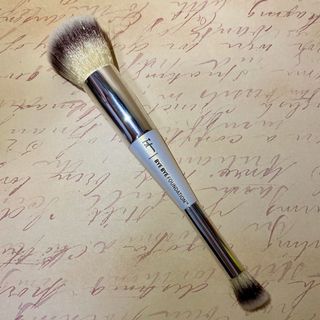 Velvet Luxe Effortless Crease Brush #320 - IT Cosmetics