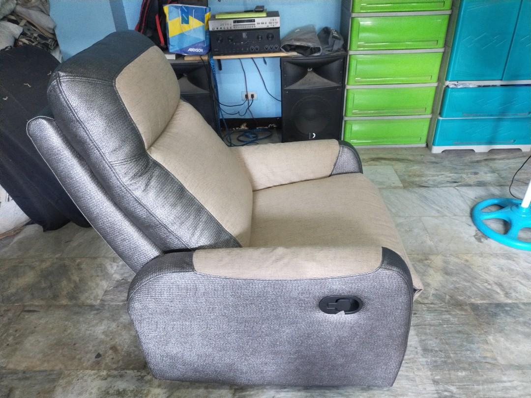 E.C Decor and General Upholstery (Category: Sofas) located in Manila. Submitted by olxph_102891822 (Listing ID 287665286, Image 2). Description: lazy boy chair new upholstered wid 2 tone combination leatherette and fabric materials. Reclainer mechanissim good condition. Price; Php. 17k Pls look for: Manny C. Carlos contact number: 09953391822.