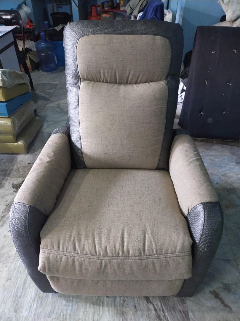 E.C Decor and General Upholstery (Category: Sofas) located in Manila. Submitted by olxph_102891822 (Listing ID 287665286, Image 1). Description: lazy boy chair new upholstered wid 2 tone combination leatherette and fabric materials. Reclainer mechanissim good condition. Price; Php. 17k Pls look for: Manny C. Carlos contact number: 09953391822.