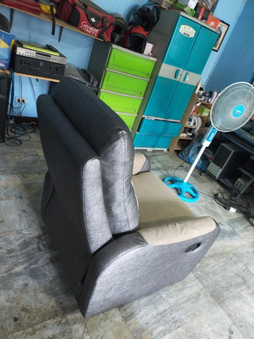 E.C Decor and General Upholstery (Category: Sofas) located in Manila. Submitted by olxph_102891822 (Listing ID 287665286, Image 3). Description: lazy boy chair new upholstered wid 2 tone combination leatherette and fabric materials. Reclainer mechanissim good condition. Price; Php. 17k Pls look for: Manny C. Carlos contact number: 09953391822.