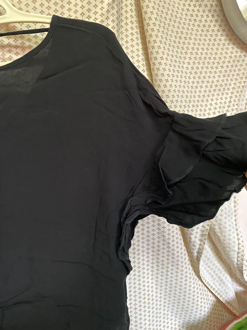 Express black blouse (Category: Blouses) located in Naga. Submitted by yoeeee21 (Listing ID 287684865, Image 2). Description: .