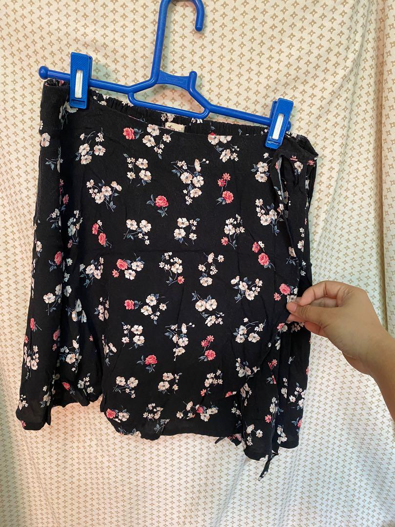 Hollister Wrap Skirt (Category: Skirts) located in Naga. Submitted by yoeeee21 (Listing ID 287687077, Image 1). Description: .
