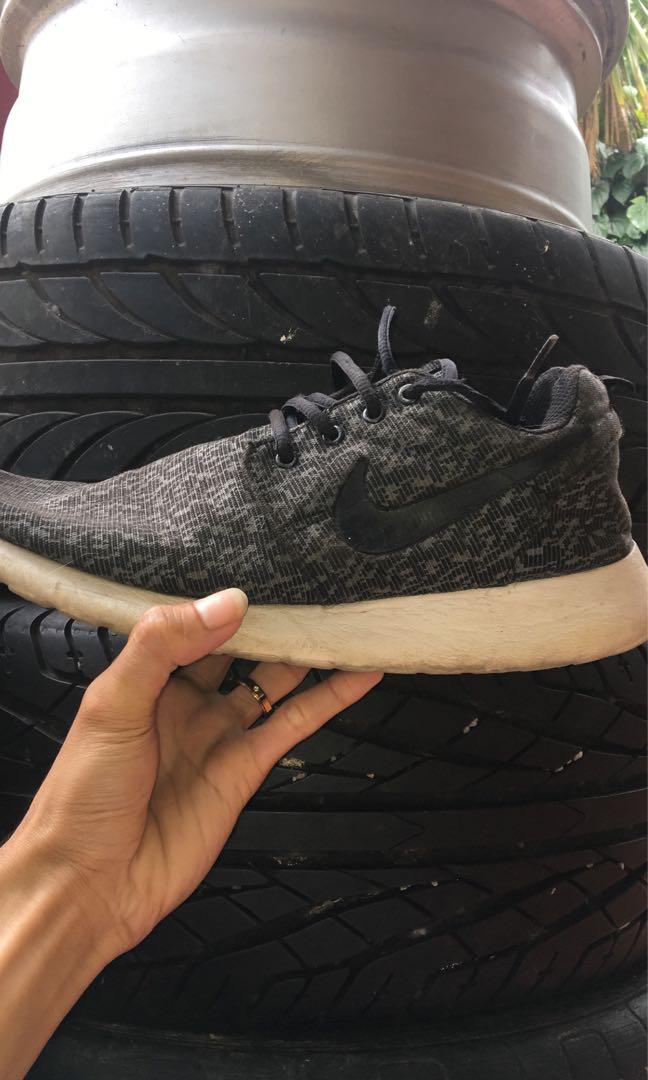Jual cepat Nike Roshe Run Fesyen Pria Sepatu Sneakers di Carousell