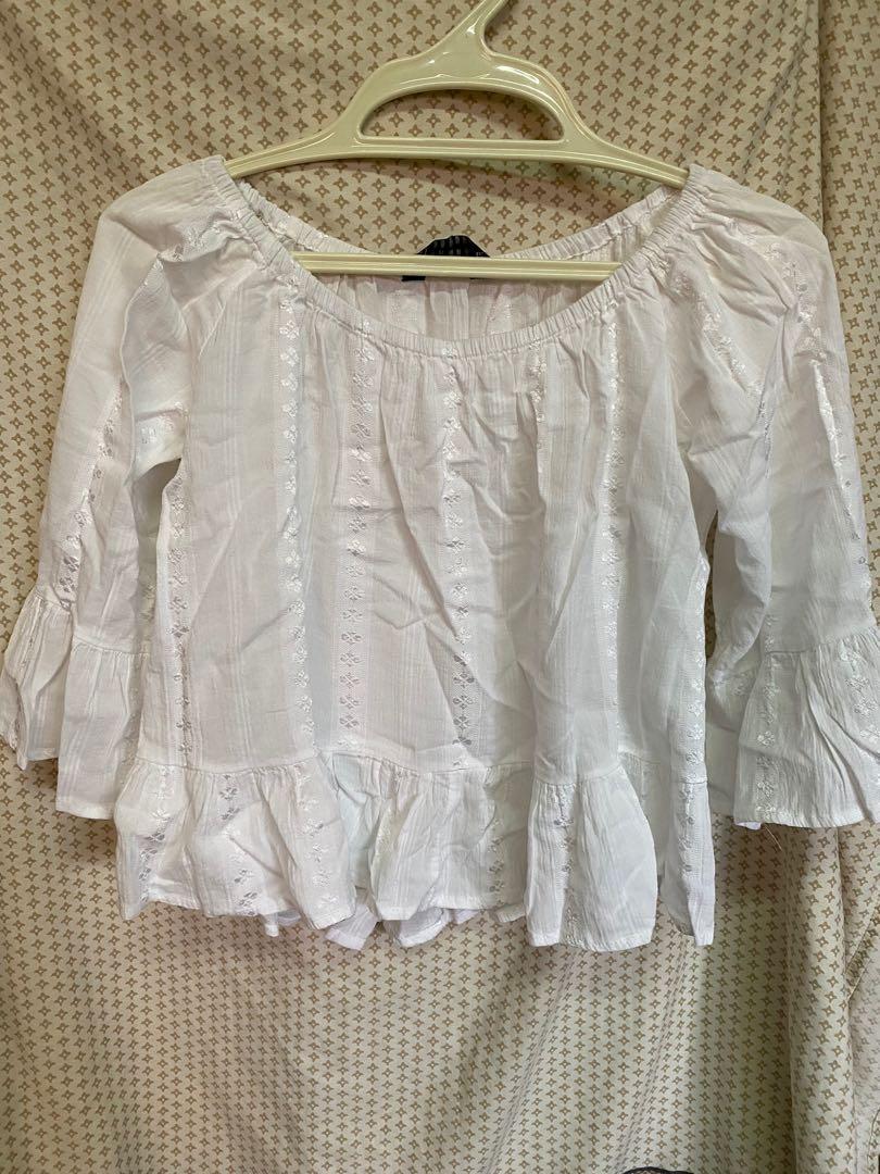 Zara White Off shoulder (Category: Sleeveless) located in Naga. Submitted by yoeeee21 (Listing ID 287684069, Image 1). Description: Very pretty mga sis! .
