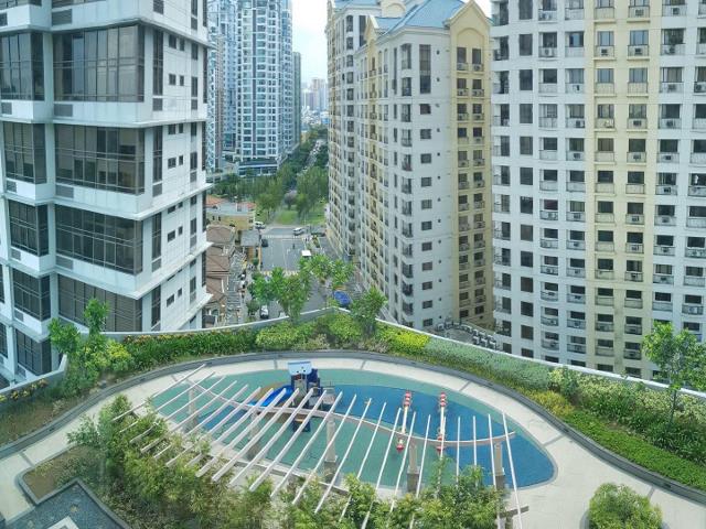 Condo for Rent BGC 8ForbesTown Road 2BR with balcony fully furnished