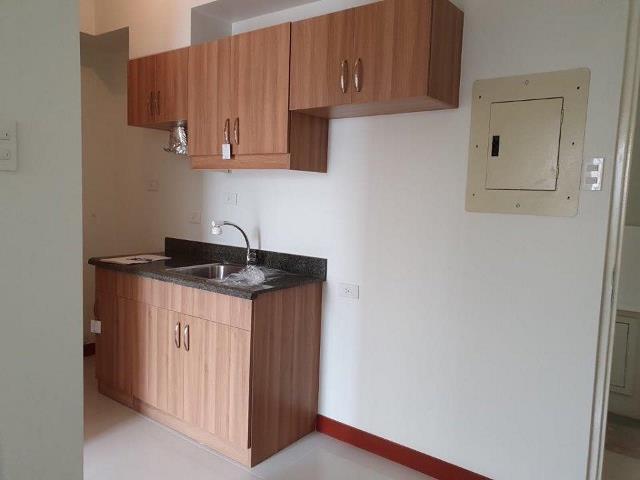 Makati 1 Bedroom w/parking Brio Tower Bare for rent near Rockwell