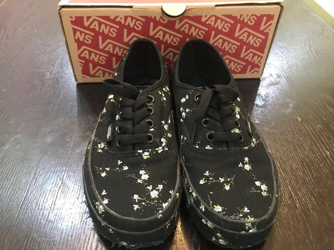 Midnight floral vans top