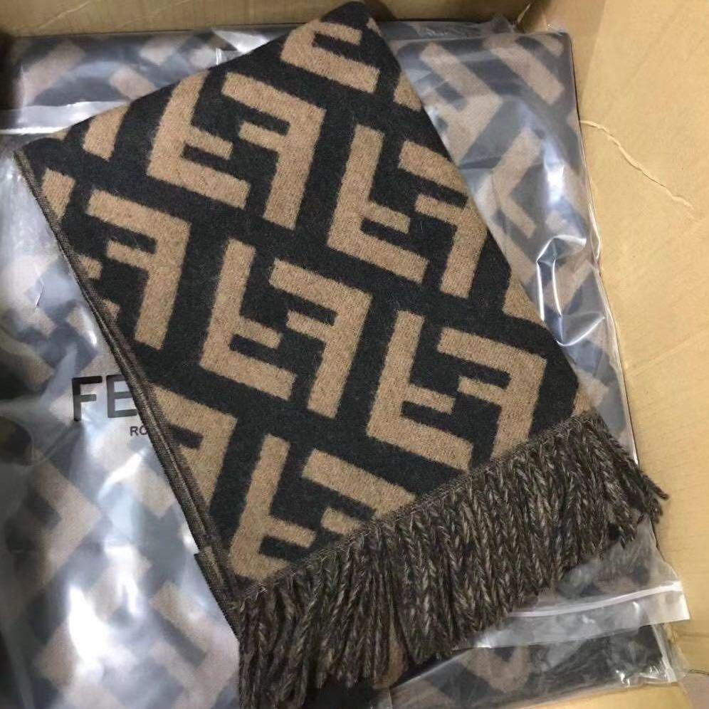 正品fendi 雙面ff大logo羊絨流蘇款圍巾頸巾 純羊絨質地柔軟不扎頸的 非常柔軟的 每年必出的經典款 多種用途 無論是當披肩還是頸巾使用都非常百搭 Size 170 45cm 女裝 女裝配飾