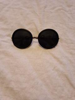 Black round sunglasses