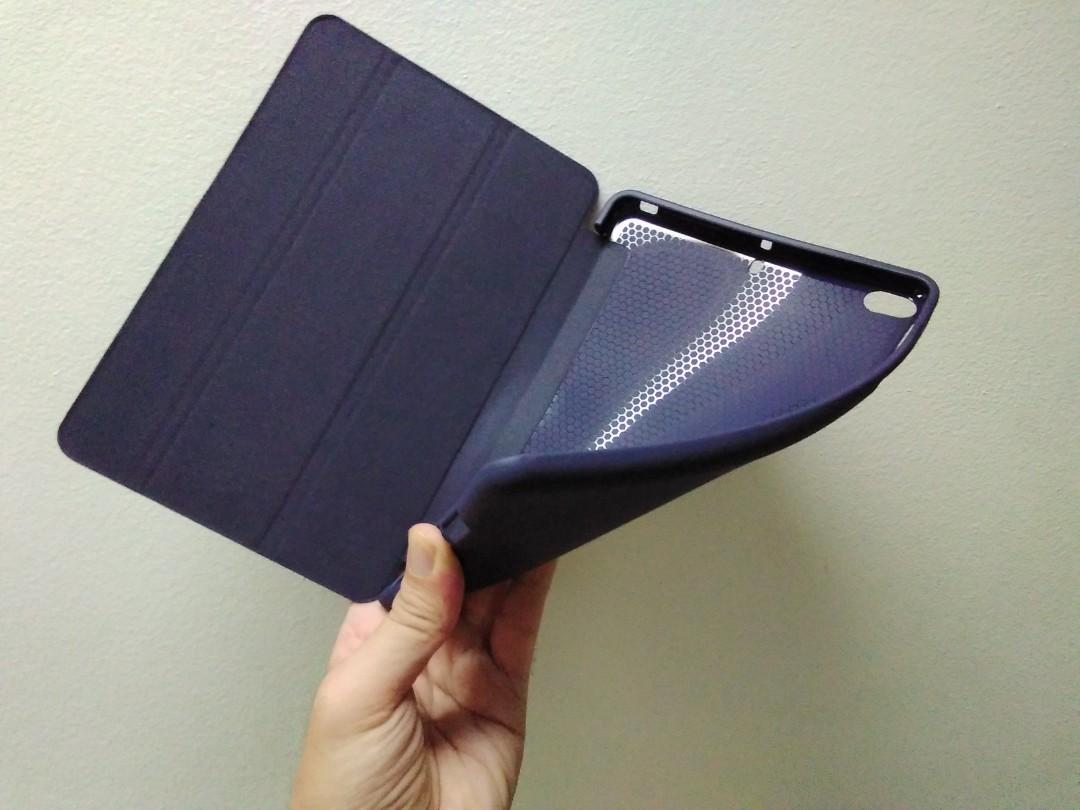 iPad case (Category: Cases & Sleeves) located in Singapore. Submitted by chrisquare (Listing ID 1040823056, Image 4). Description: 1. Ipad soft case @ $16 (except 12.9”) Material: TPU Color: dark blue ————————————————————————— mini 1/2/3/4/5 ipad 2/3/4 ipad 9.7 Ipad 10.2 / 10.5 Pro 9.7 Pro 10.5 Pro 11 Pro 11, 2020 ————————————————————————— 2. Ipad screen protector - $10: https://carousell.com/p/1040819026 ————————————————————————— 3. ipad sleeves