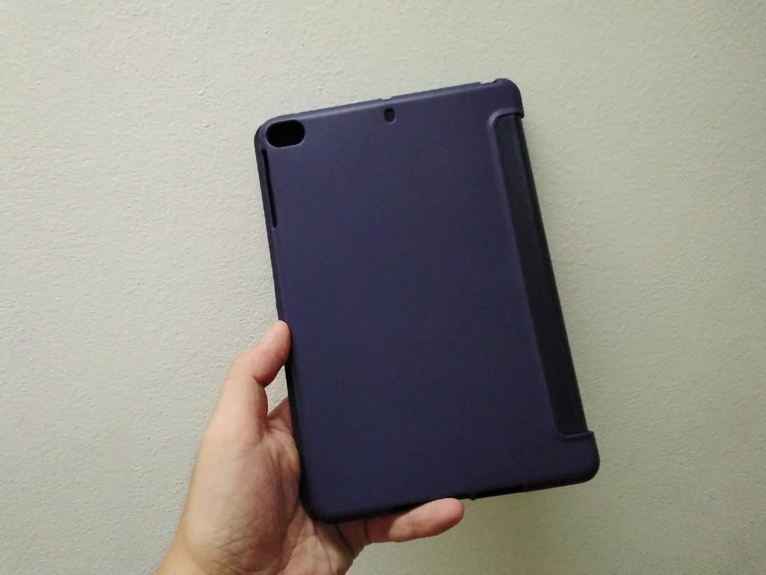 iPad case (Category: Cases & Sleeves) located in Singapore. Submitted by chrisquare (Listing ID 1040823056, Image 2). Description: 1. Ipad soft case @ $16 (except 12.9”) Material: TPU Color: dark blue ————————————————————————— mini 1/2/3/4/5 ipad 2/3/4 ipad 9.7 Ipad 10.2 / 10.5 Pro 9.7 Pro 10.5 Pro 11 Pro 11, 2020 ————————————————————————— 2. Ipad screen protector - $10: https://carousell.com/p/1040819026 ————————————————————————— 3. ipad sleeves