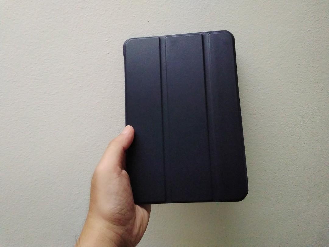 iPad case (Category: Cases & Sleeves) located in Singapore. Submitted by chrisquare (Listing ID 1040823056, Image 1). Description: 1. Ipad soft case @ $16 (except 12.9”) Material: TPU Color: dark blue ————————————————————————— mini 1/2/3/4/5 ipad 2/3/4 ipad 9.7 Ipad 10.2 / 10.5 Pro 9.7 Pro 10.5 Pro 11 Pro 11, 2020 ————————————————————————— 2. Ipad screen protector - $10: https://carousell.com/p/1040819026 ————————————————————————— 3. ipad sleeves