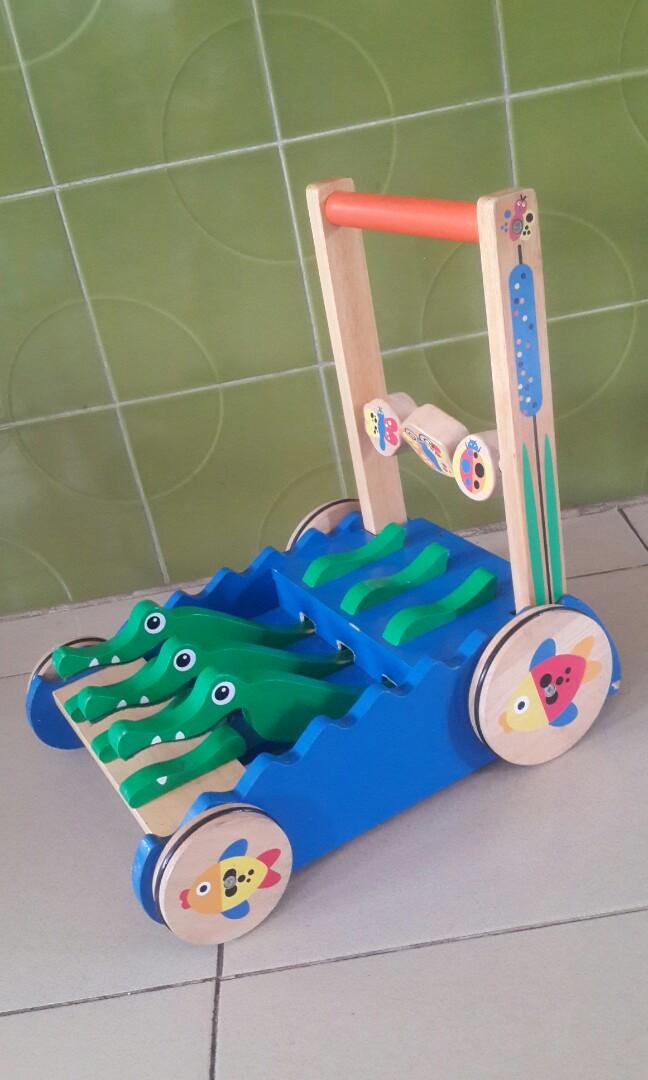 melissa & doug chomp & clack alligator push toy