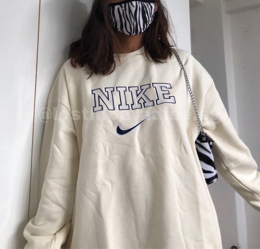 cream nike spell out sweatshirt