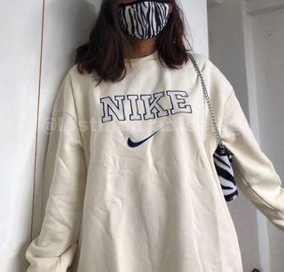 NIKE 90S SPELLOUT SWEATSHIRT