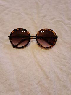 Tortoise shell round sunglasses