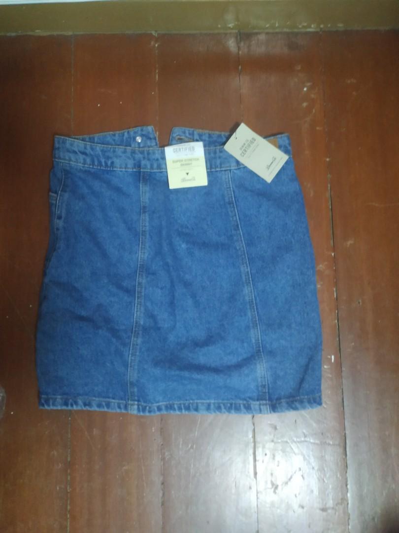 BNWT Button Down Denim Skirt (26 Waistline) (Category: Skirts) located in Quezon City. Submitted by sunnieside (Listing ID 1041156553, Image 2). Description: Payment: Strictly via Gcash Condition: 10/10 Thick denim! Superb stitching <3 For 26-in waistline :-).
