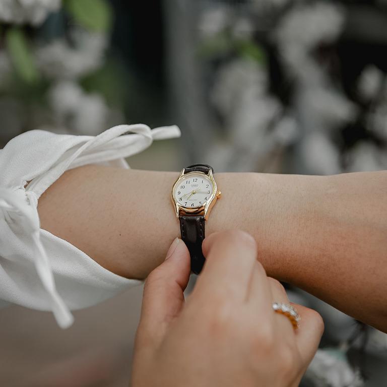 Casio Ltp 1094q 7b4 23mm 星星秒針小白金數字女裝皮帶錶復古錶 Carousell