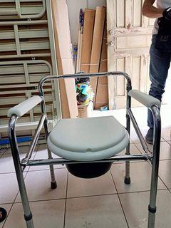 COMMODE CHAIR W/O WHEELS