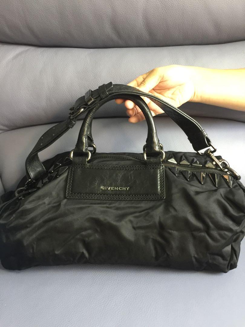 Givenchy （分類：手袋及銀包）位於 Hong Kong。 由 rl123 提交（商品編號 1041121541，圖片 3）。簡介： 100% real 90% new。