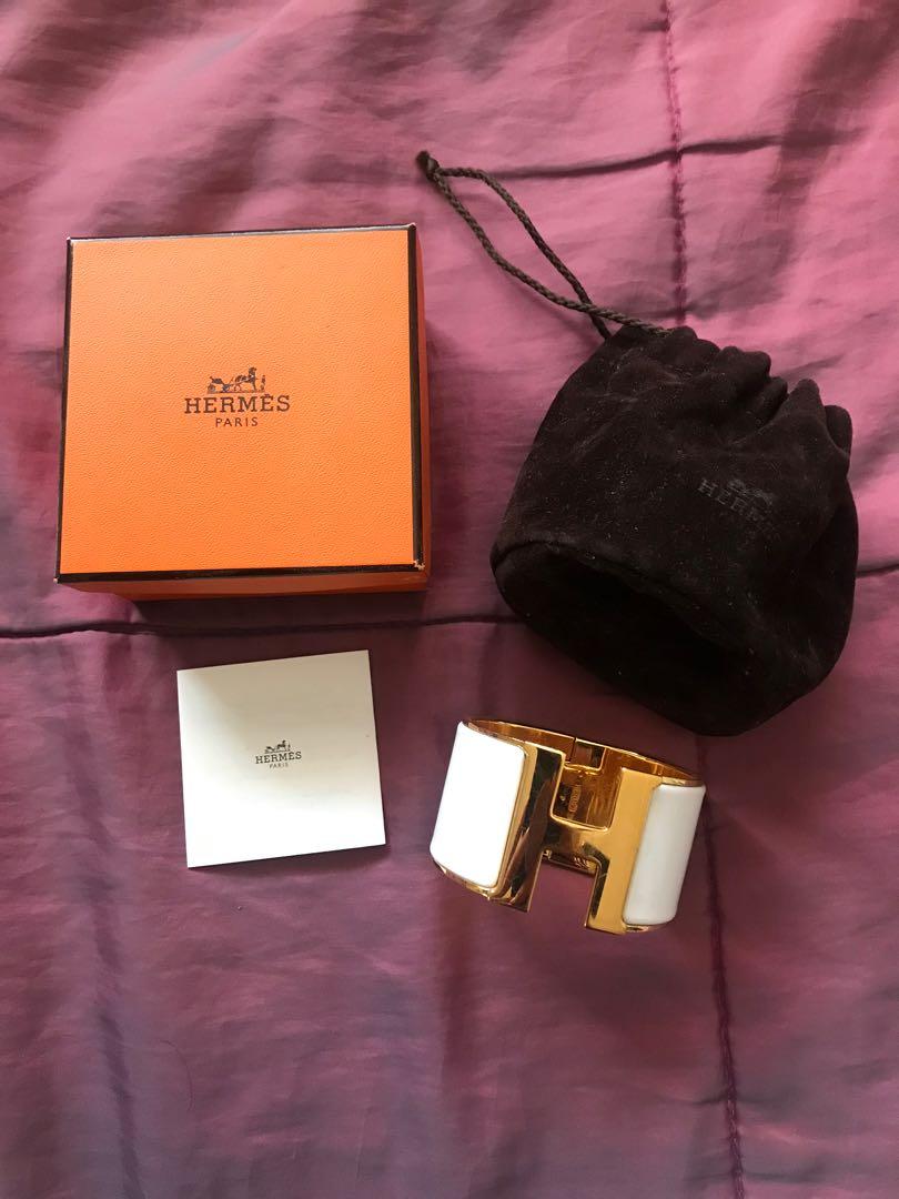 HERMES Clic Clac Extra Wide Stamp P Complete! (Category: Luxury Accessories) located in Paranaque City. Submitted by casa.familia.m (Listing ID 1041170046, Image 1). Description: Guaranteed authentic or money back if proven fake. Used but not abused. Worn only on special ocassions. Stamp P. Excellent condition. Locks very well. Shows minimal hairline scratches due to usage. Gold hardware is still in excellent condition. No fades. Made in France. 