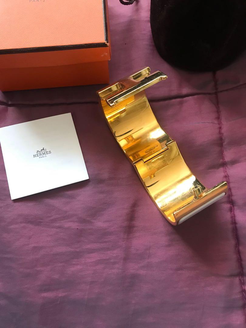 HERMES Clic Clac Extra Wide Stamp P Complete! (Category: Luxury Accessories) located in Paranaque City. Submitted by casa.familia.m (Listing ID 1041170046, Image 2). Description: Guaranteed authentic or money back if proven fake. Used but not abused. Worn only on special ocassions. Stamp P. Excellent condition. Locks very well. Shows minimal hairline scratches due to usage. Gold hardware is still in excellent condition. No fades. Made in France. 