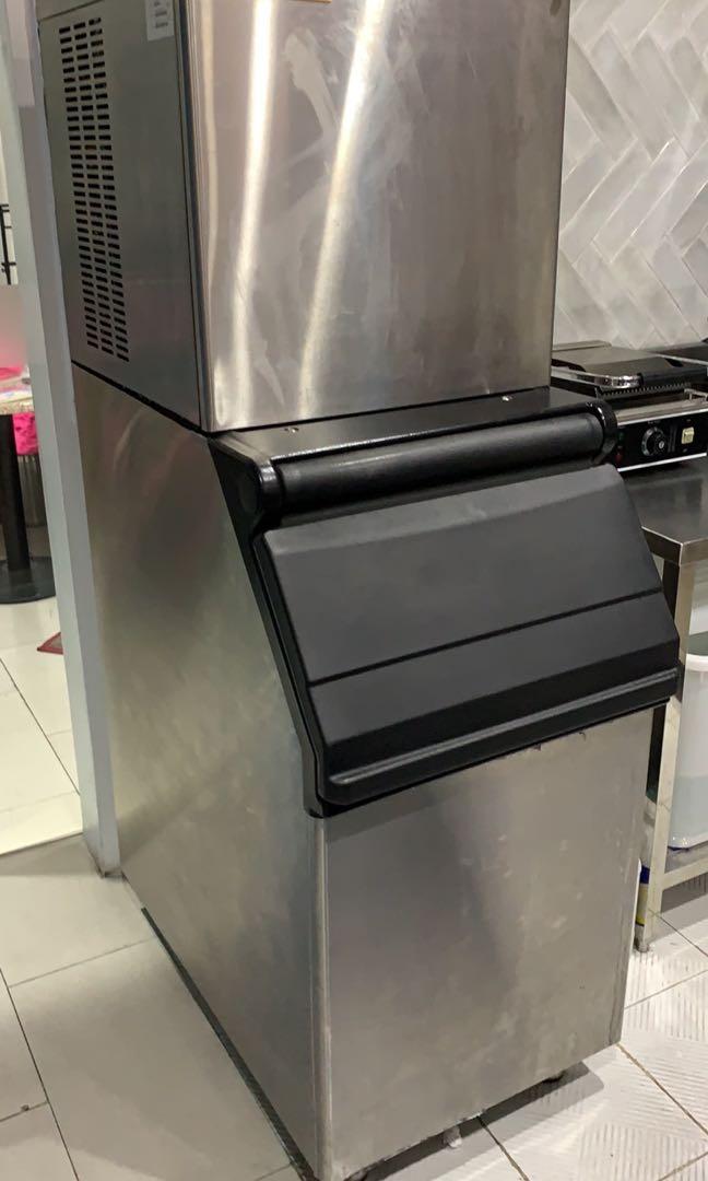 Hisakage Ice Cube Machine (Category: Coffee Machines & Makers) located in Quezon City. Submitted by --ro-- (Listing ID 1040895821, Image 1). Description: Hisakage ice cube machine Purchased late 2019, very slightly used Please see last photo for specifications..