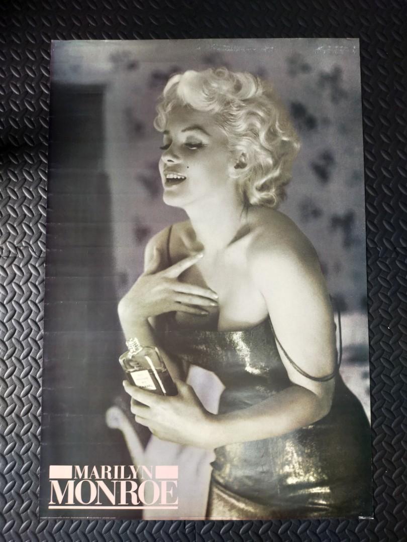 Buyartforless Framed Marilyn Monroe Reading Motion Picture Daily 1955 by Ed  Feingersh 20x16 Photograph Art Print Poster,Black/White/Gray