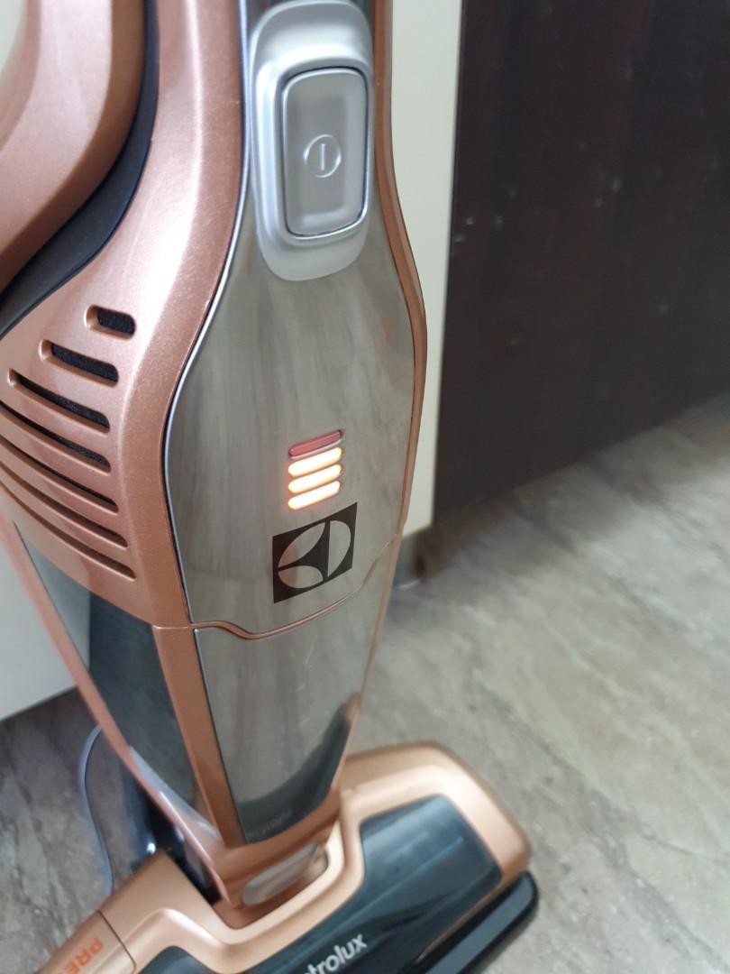 Electrolux Ergorapido Lithium Cordless Vacuum Cleaner Model no. ZB3114AK, TV & Home Appliances