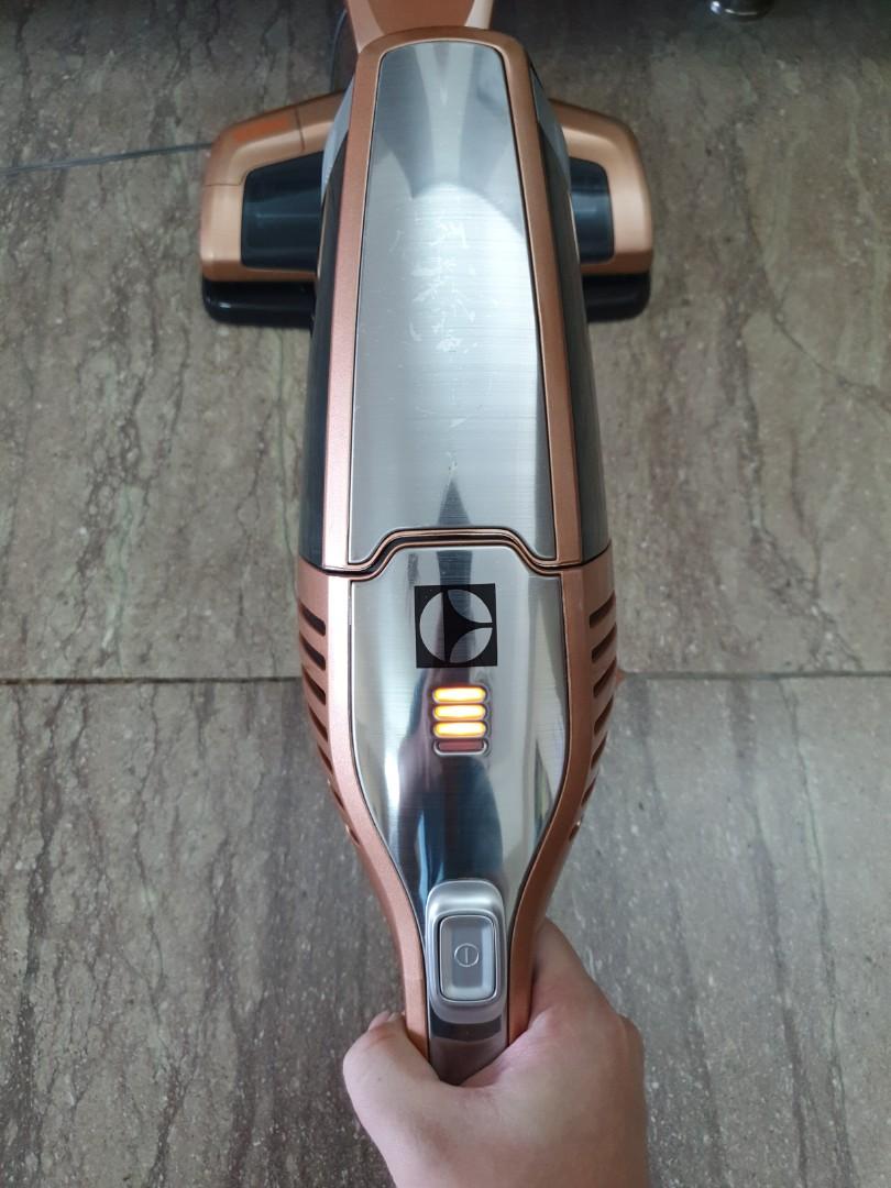 Electrolux Ergorapido Lithium Cordless Vacuum Cleaner Model no. ZB3114AK, TV & Home Appliances