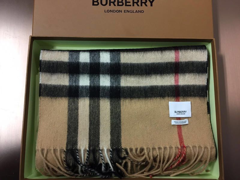 Burberry 頸巾, 名牌, 飾物及配件- Carousell