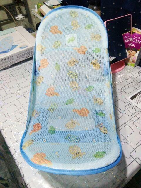 Deluxe Baby Bather (Category: Bathtub & Bath Accessories) located in Manila. Submitted by affordshopz (Listing ID 1041235633, Image 1). Description: BRAND NEW Safely and securely bathe your newborn in comfort with the Deluxe Baby Bather. A soft, mesh sling cradles your baby, while multiple recline positions provide the most comfortable positioning for your little one, making it the perfect choice from the very first sponge bath. • 3-position recl