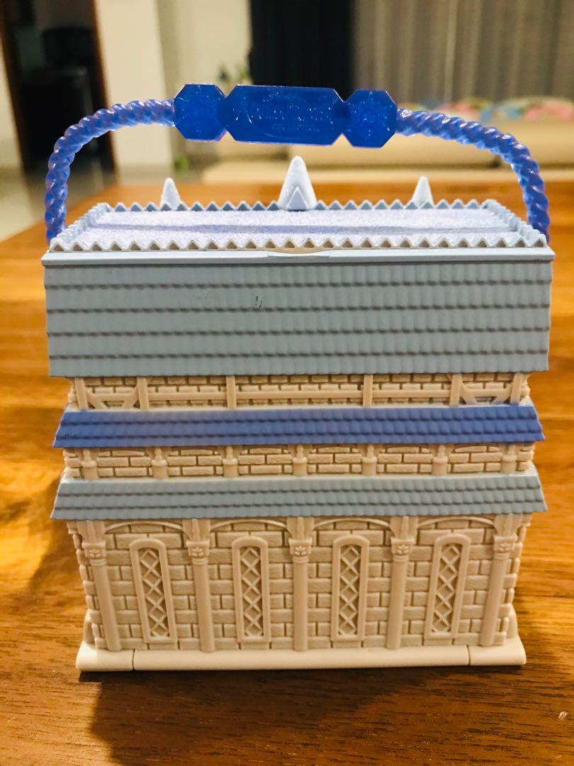 Arendelle castle outlet surprise feature playset