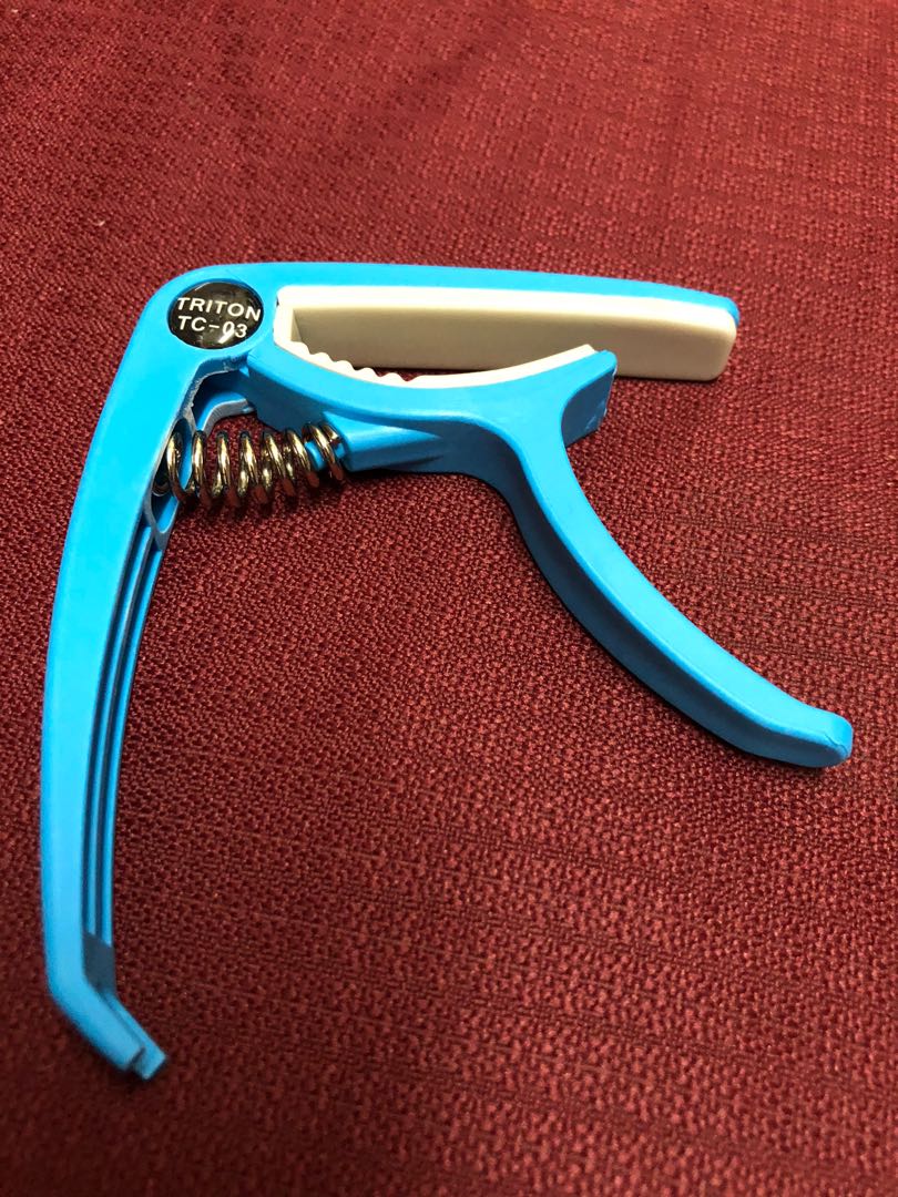 全新Guitar Capo 移調夾 黑色 藍色結他變調夾 現貨 ️, 興趣及遊戲, 音樂樂器 & 配件, 樂器配件 Carousell