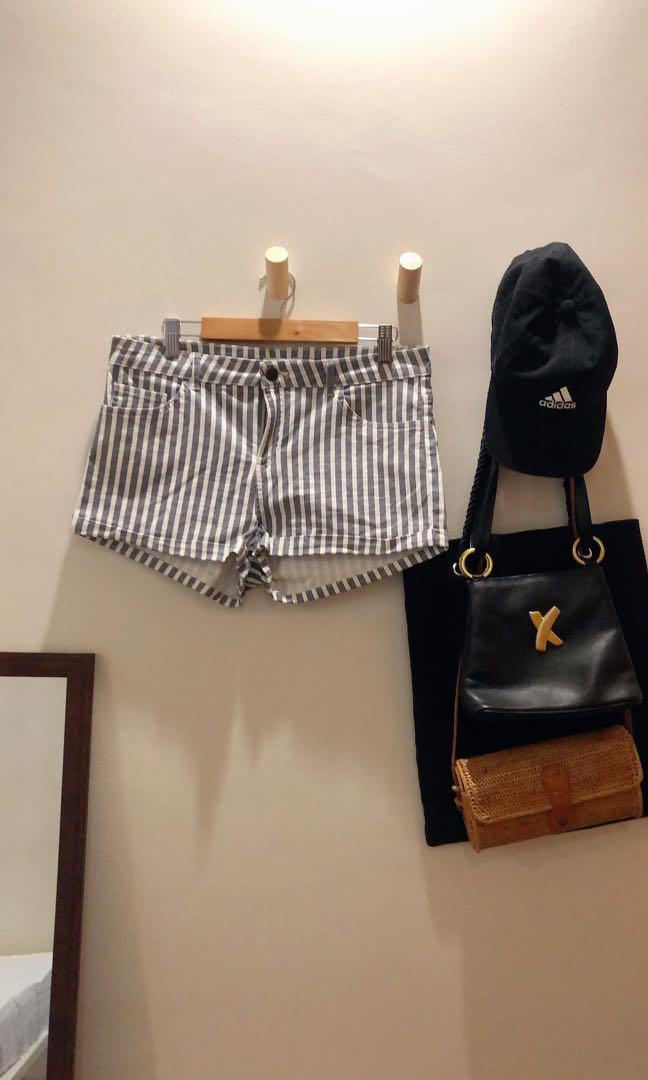 H&M Striped Denim Shorts (Category: Shorts) located in Quezon City. Submitted by projectdeclutter_mnl (Listing ID 1041256310, Image 1). Description: Waist: 28-30 Regular waist Stretchy Barely used No flaws ✨.