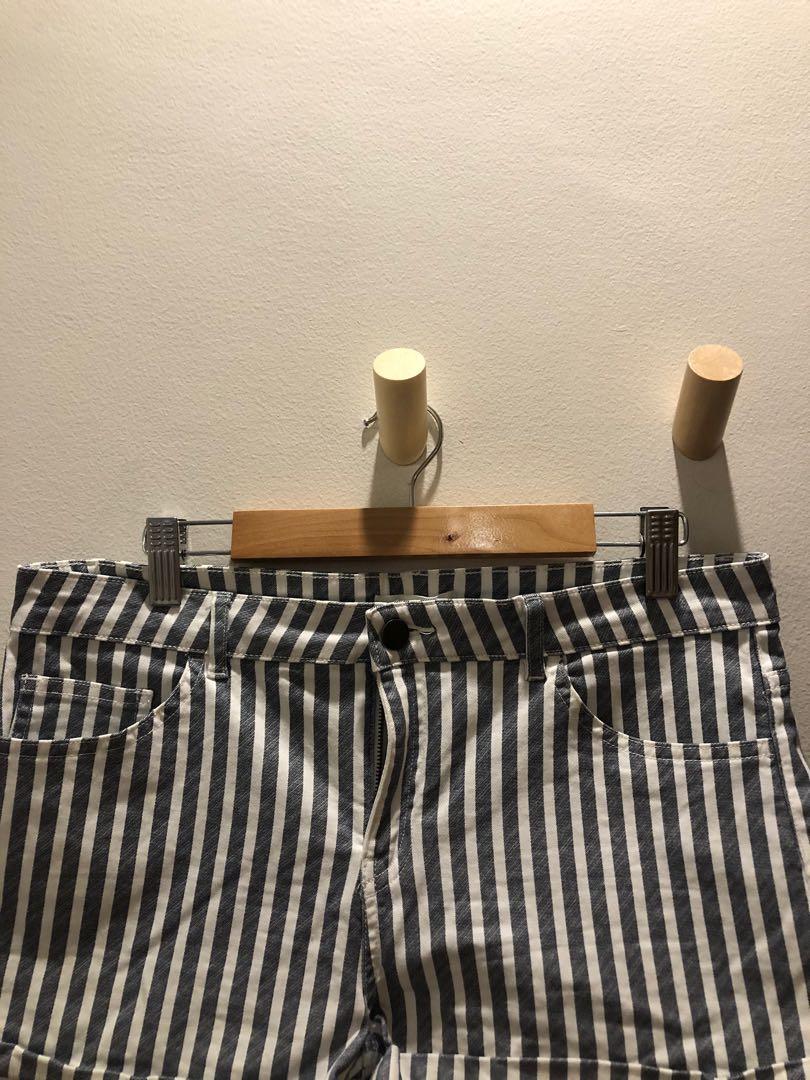 H&M Striped Denim Shorts (Category: Shorts) located in Quezon City. Submitted by projectdeclutter_mnl (Listing ID 1041256310, Image 2). Description: Waist: 28-30 Regular waist Stretchy Barely used No flaws ✨.