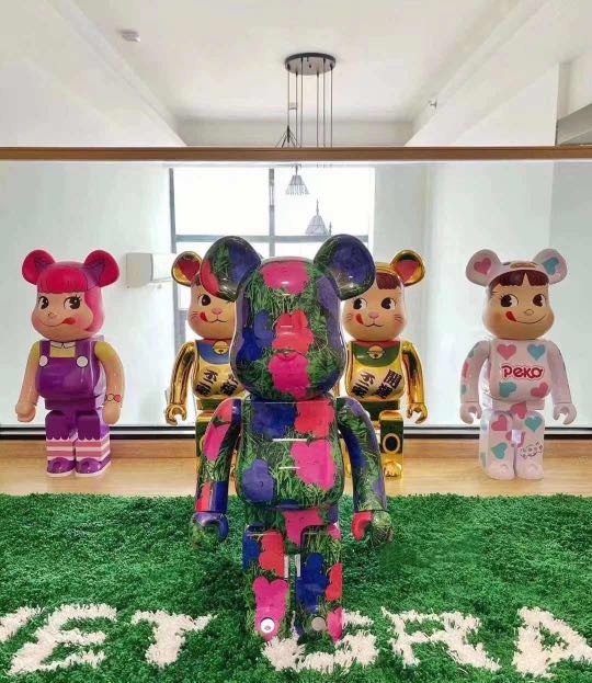 Medicom BE@RBRICK Andy Warhol Flowers 1000% Bearbrick Figure