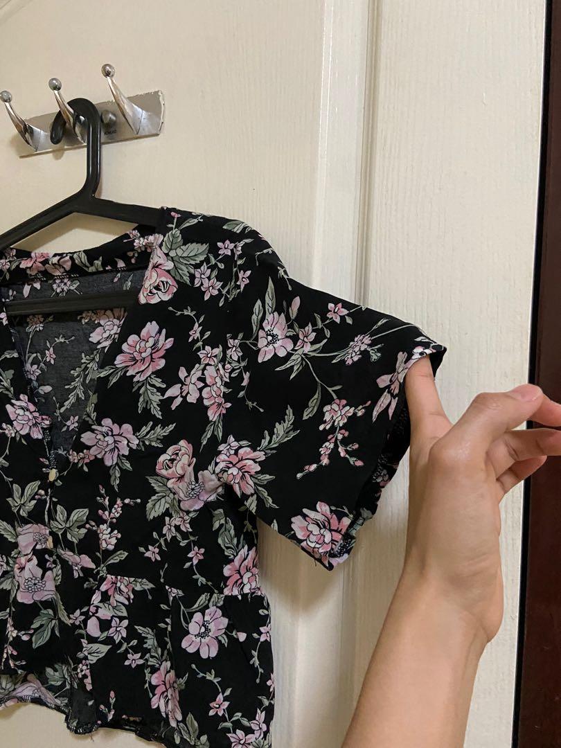 Floral Cotton Top (Category: Blouses) located in Pasig City. Submitted by unit405 (Listing ID 1041471618, Image 3). Description: No flaws .
