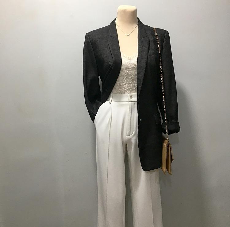 BUY 3, TAKE 1 FREE: Black Blazer (Category: Coats, Jackets and Outerwear) located in Taguig. Submitted by vvouterwear (Listing ID 1041876576, Image 3). Description: PREMIUM: HUGO BOSS Black Blazer • front button closure • shoulder pads 500 php Item Code: ORF0820-44 Size: L Shoulder: 16.5” Bust: 40” Length: 28.5” Buy 3, Take 1 FREE *No flaws unless stated otherwise. *WASHED AND STEAMED MOP: BDO/BPI/Gcash/Palawan ***NO LBC COP OR COP*** SHIPPING: N