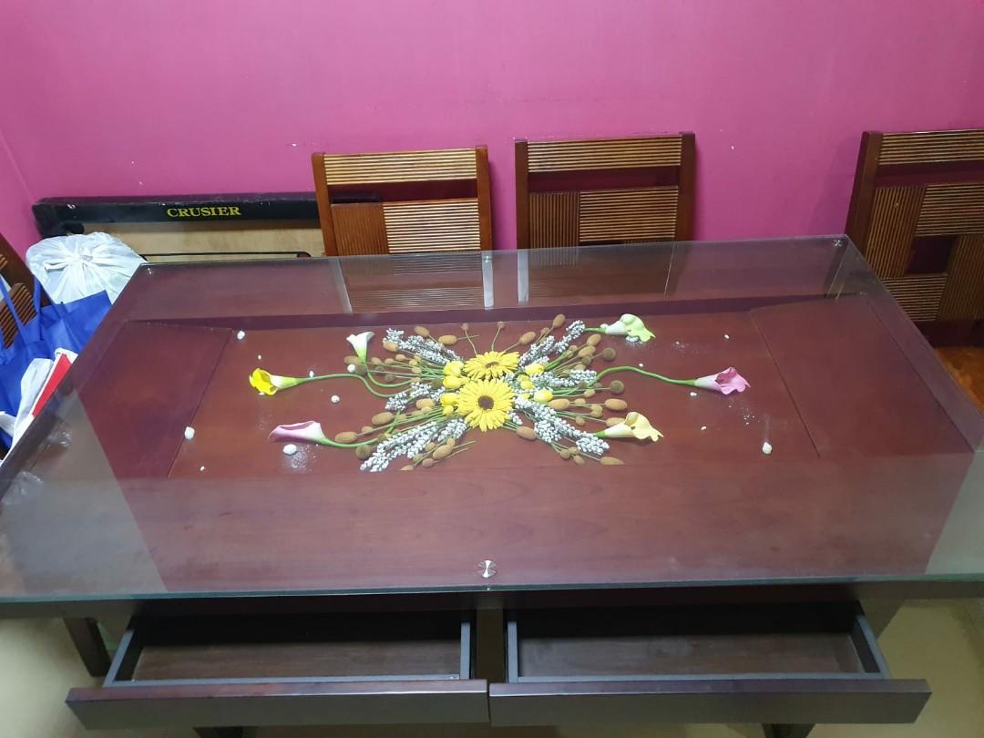 Dining table (Category: Tables & Sets) located in Singapore. Submitted by priya260790 (Listing ID 1041918153, Image 2). Description: Selling a preloved dining table with 5 chairs. Price is negotiatable.