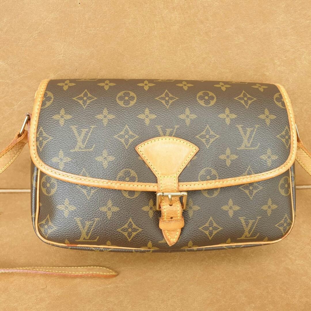 LOUIS VUITTON SOLOGNE PRE-LOVED, WHAT FITS INSIDE, I DON'T LIKE THE SMELL 