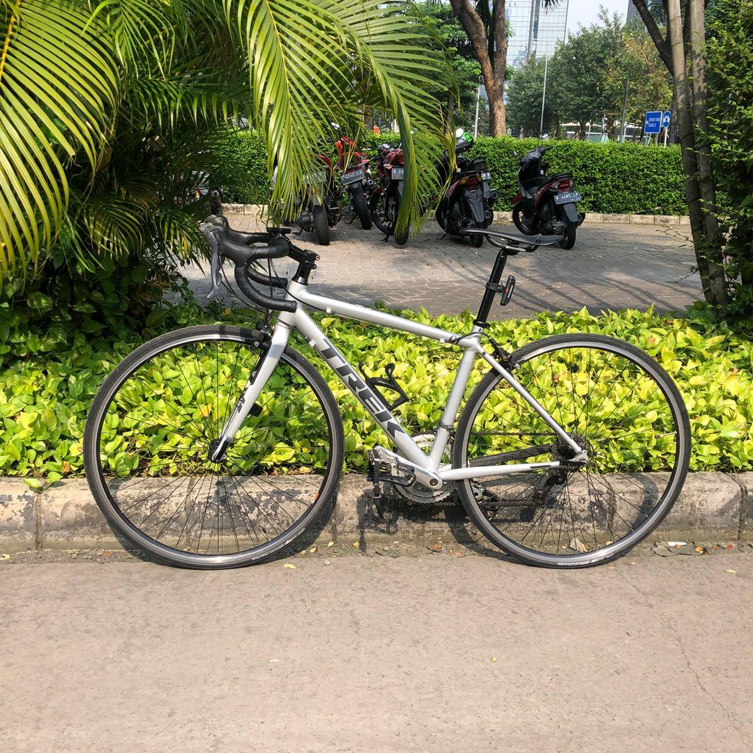 Sepeda road bike trek deals