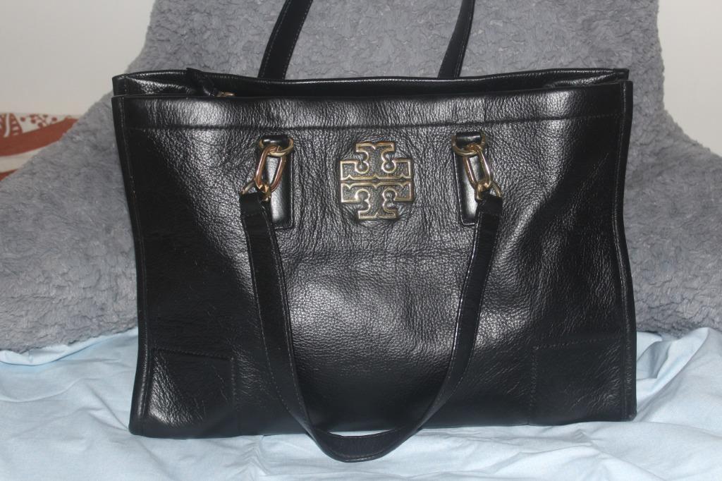 Preloved Tory Burch Bag (Category: Luxury Bags & Wallets) located in Calamba. Submitted by shing-shingscollection (Listing ID 1042176951, Image 3). Description: 💯 Original Tory Burch Bag Gold pa yung mga hardware nya with signs of usage pure leather maganda pang office very spacious picture may vary due to lightning. NO RETURN, NO EXCHANGE POLICY Disclaimer: Cassy @shing-shingscollection is not associated or affiliated with the brand holders. Al