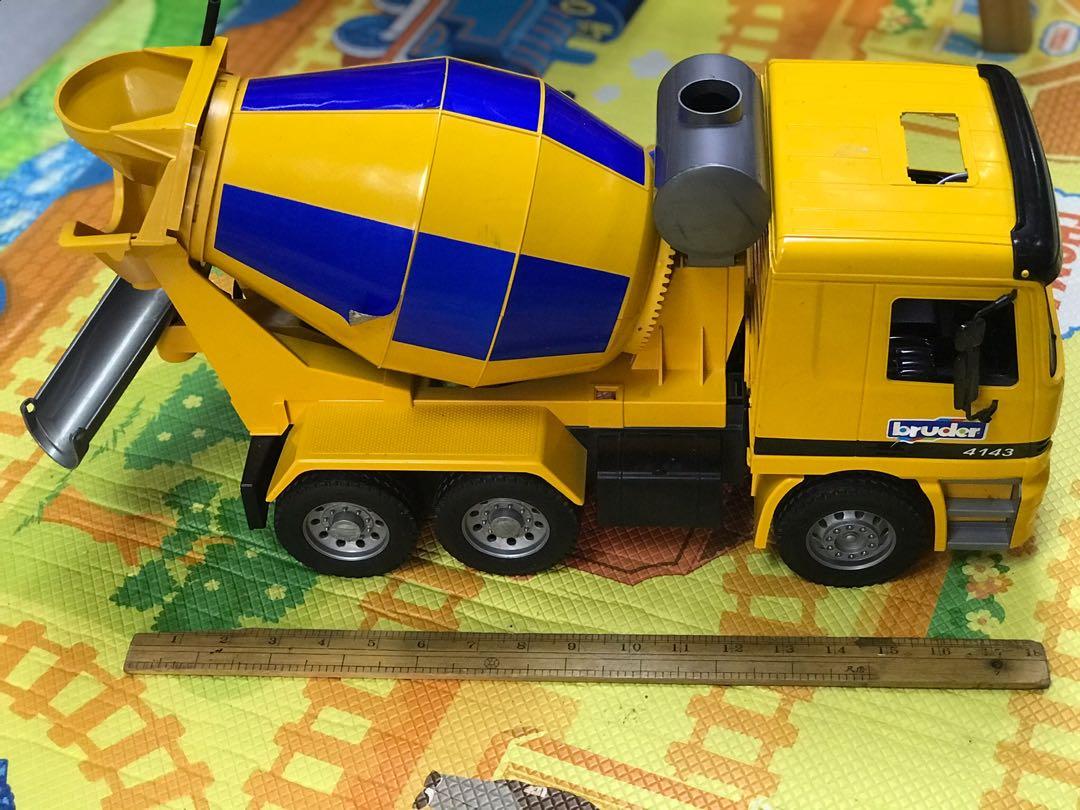 Bruder mercedes cement mixer hot sale