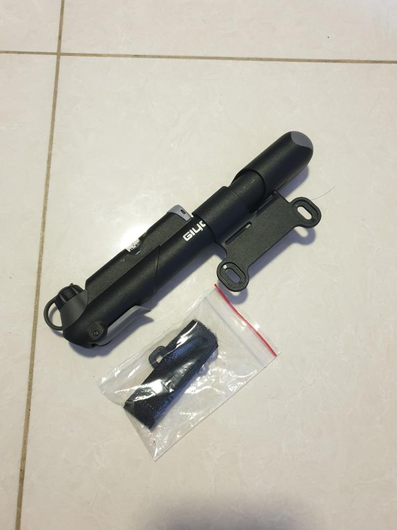 Hand air pump with gauge clearance