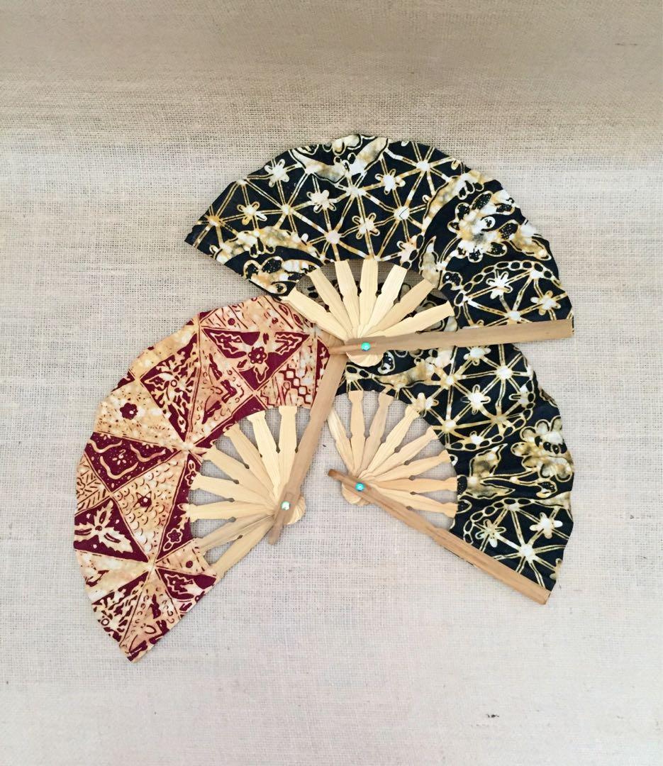 Kipas Batik Cantik Oktoberovo Desain Kerajinan Tangan Barang Aksesoris Kerajinan Di Carousell